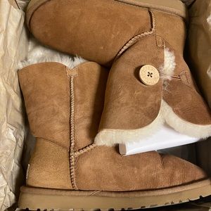 W Bailey Button UGG boots - Beige